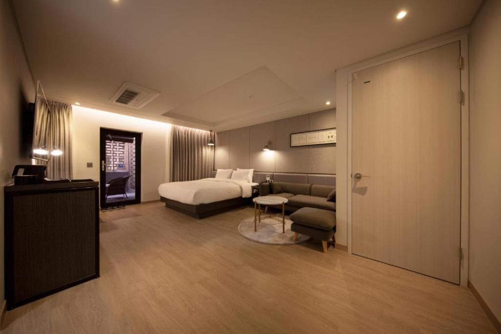 Hound Hotel Yeonsan Busan Buitenkant foto